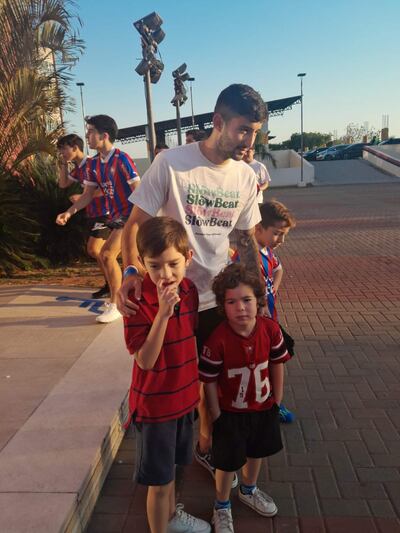 Mathías Villasanti (Gremio), uno de los convocados llegando ayer a la Olla donde vio caer a Cerro Porteño.