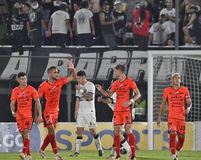 Monteagudo y Bailone festejan, mientras Junior Barreto sufre.