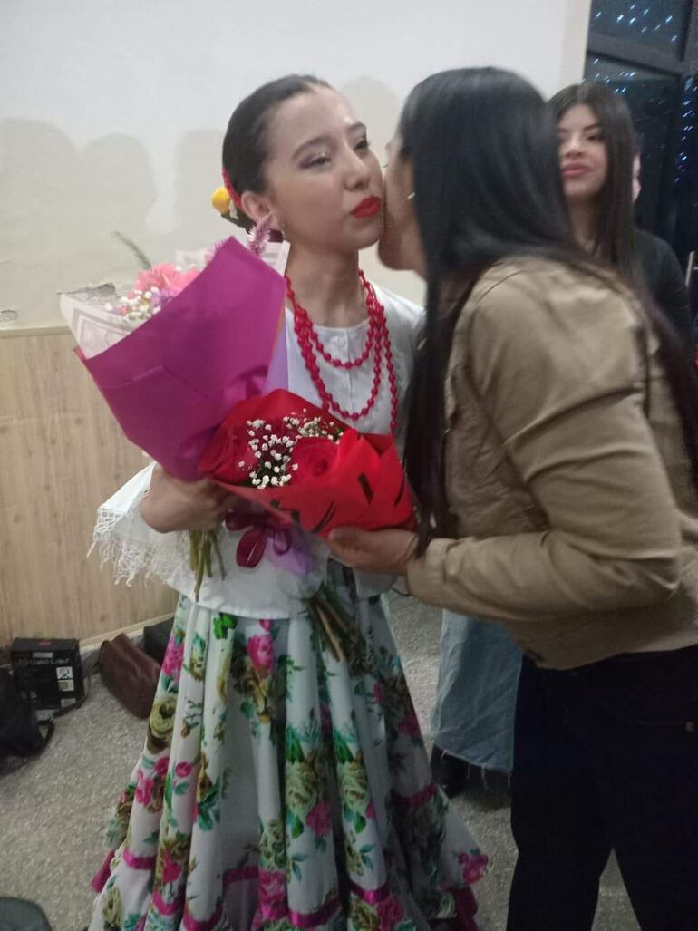 Al término del evento, las bailarinas recibieron felicitaciones de sus allegados.