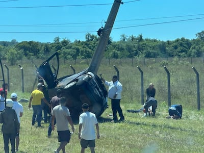 Varias personas se acercaron para ayudar a los ocupantes del Toyota Siena que choco contra la columna.