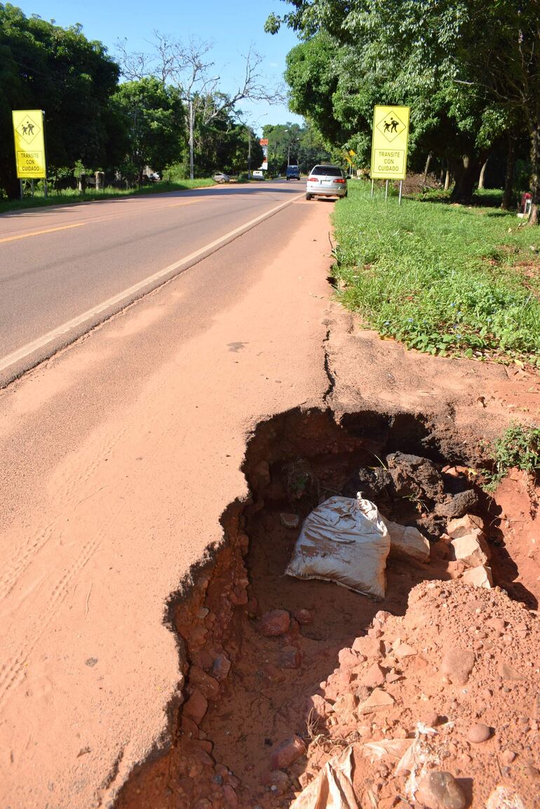 A lo largo de la ruta PY01, por falta de mantenimiento, las banquinas van desapareciendo.