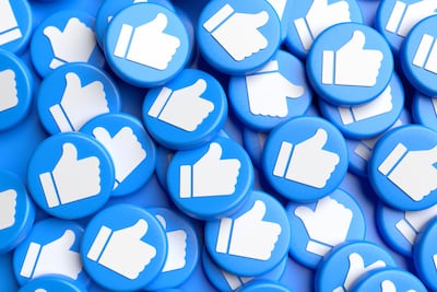 Redes sociales, botón de "like", emojis.