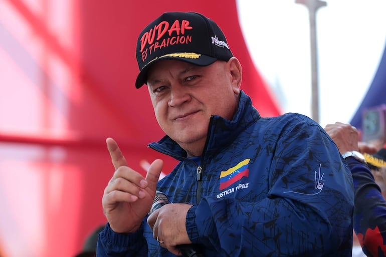 El ministro de Justicia y Paz, Diosdado Cabello, habla durante una marcha de mujeres del chavismo este martes, en Caracas (Venezuela). Cabello dijo que la llamada revolución bolivariana es sostenida principalmente por las mujeres. "Hoy salen a las calles a decirle al mundo y a exigirle al imperialismo norteamericano que nos regrese a Nicolás Maduro y a Cilia Flores, que se los llevaron secuestrados", señaló el funcionario, mientras bromeaba con que no había sido invitado a la marcha. EFE/ Ronald Peña R