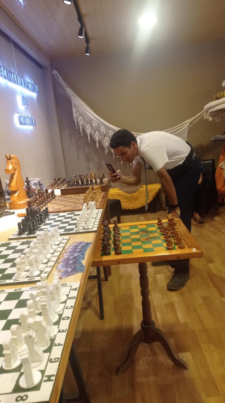 Un sector de los trabajos de madera inspirados en el ajedrez de Alguito Colecciones en el stand de la Secretaría de Cultura de la Expo 2023.