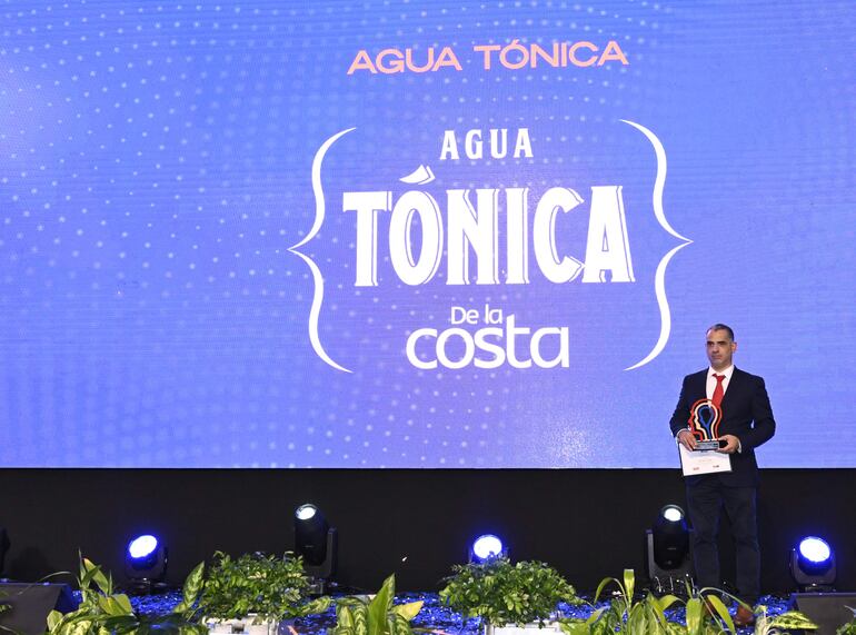 Momento en que anuncian a De La Costa como la ganadora del Top Of Mind en el rubro de agua tónica.