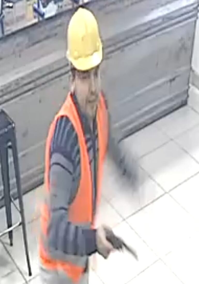 Captura de circuito cerrado donde se identifica a Diosnel Domínguez Morel, detenido hoy por la Policía Nacional.