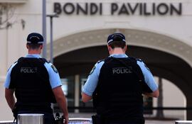Policías en el sitio del tiroteo en la playa de Bondi, en Sídney, ayer domingo.