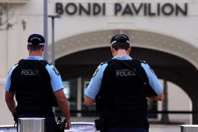 Policías en el sitio del tiroteo en la playa de Bondi, en Sídney, ayer domingo.