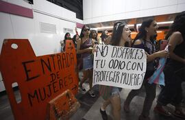 Personas participan en una protesta este sábado, en el Sistema de Transporte Colectivo (STC) Metro de la Ciudad de México (México).