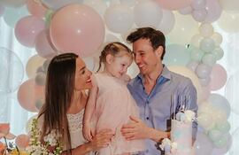 Pampita Ardohain y Roberto García Moritán con la cumpleañera Ana.