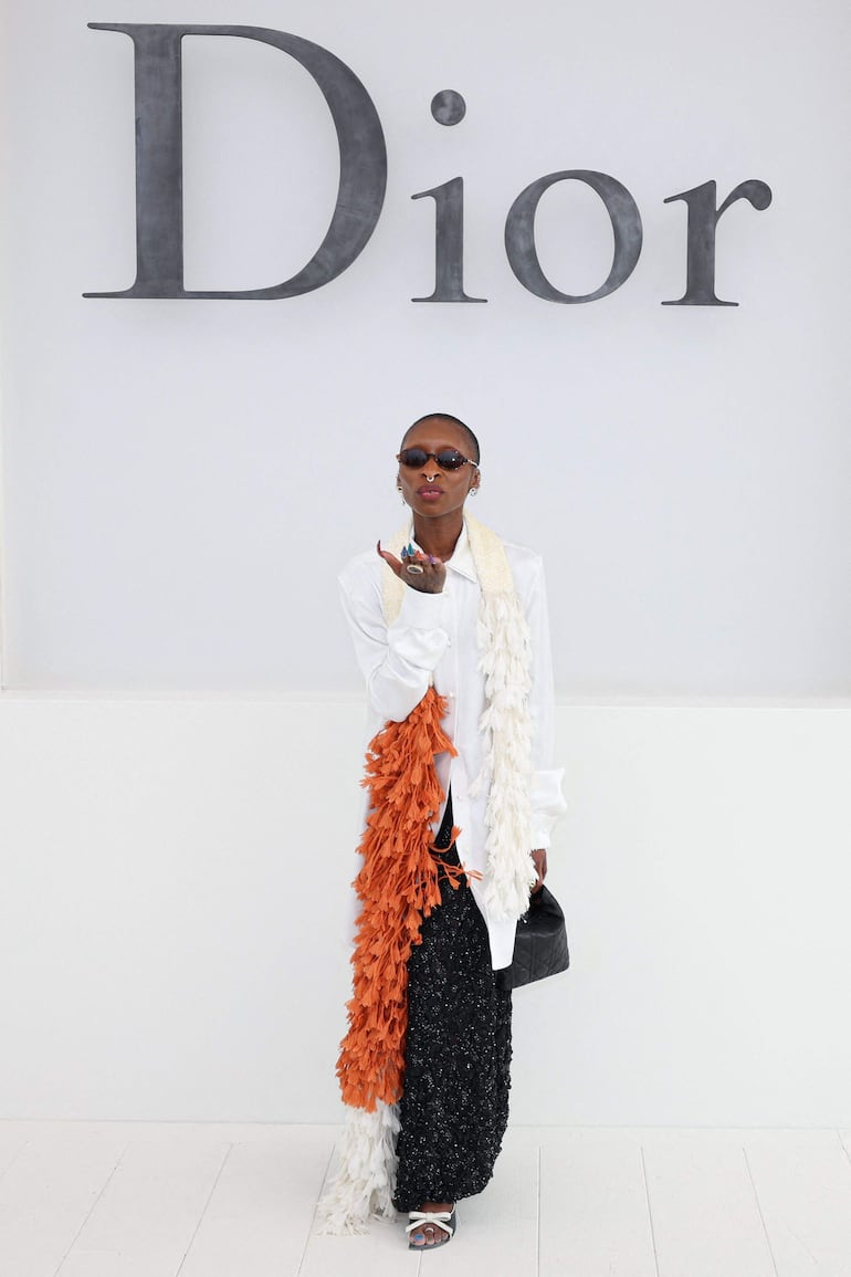La actriz y cantante británica Cynthia Erivo estuvo entre las famosas invitadas al desfile de Christian Dior Women's Spring/Summer 2027 en París. (Xavier GALIANA / AFP)