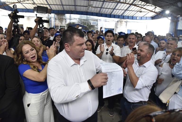 El liberocartista Dionisio Amarilla y su comitiva muestra la lista para el Directorio Nacional. 