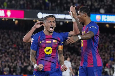 El delantero brasileño del FC Barcelona Raphinha (i) celebra con sus compañeros el gol marcado ante el Osasuna durante el partido de la jornada 16 de LaLiga que FC Barcelona y Atlético Osasuna disputan este sábado en el Camp Nou.