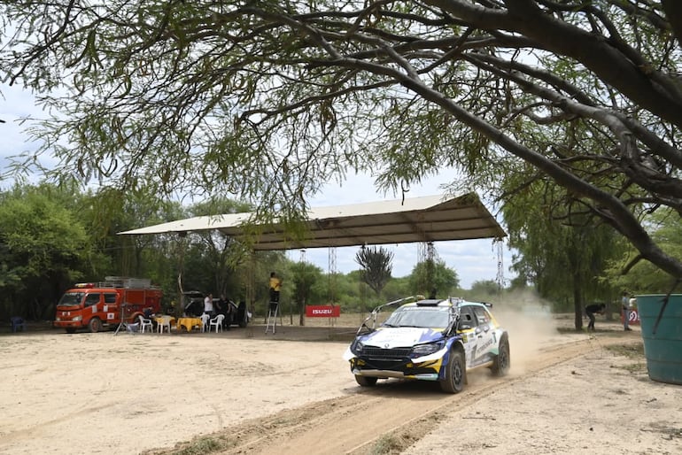 Los autos del Campeonato Nacional de Rally realizan la instalación del GPS en la Terminal de Ómnibus de la ciudad de Mariscal Estigarribia, cabecera del Rally del Chaco 2026.