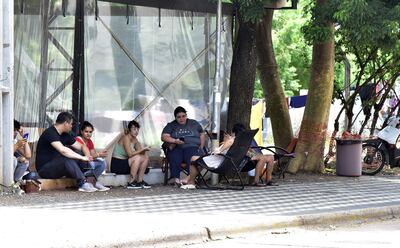 Con el intenso calor de este mediodía, familiares de internados en el Hospital Central deben estar pendientes de los medicamentos e insumos que necesitan los pacientes.
