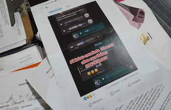 Documentos desordenados sobre una superficie, incluyendo hojas impresas y capturas de conversaciones sobre estafas.