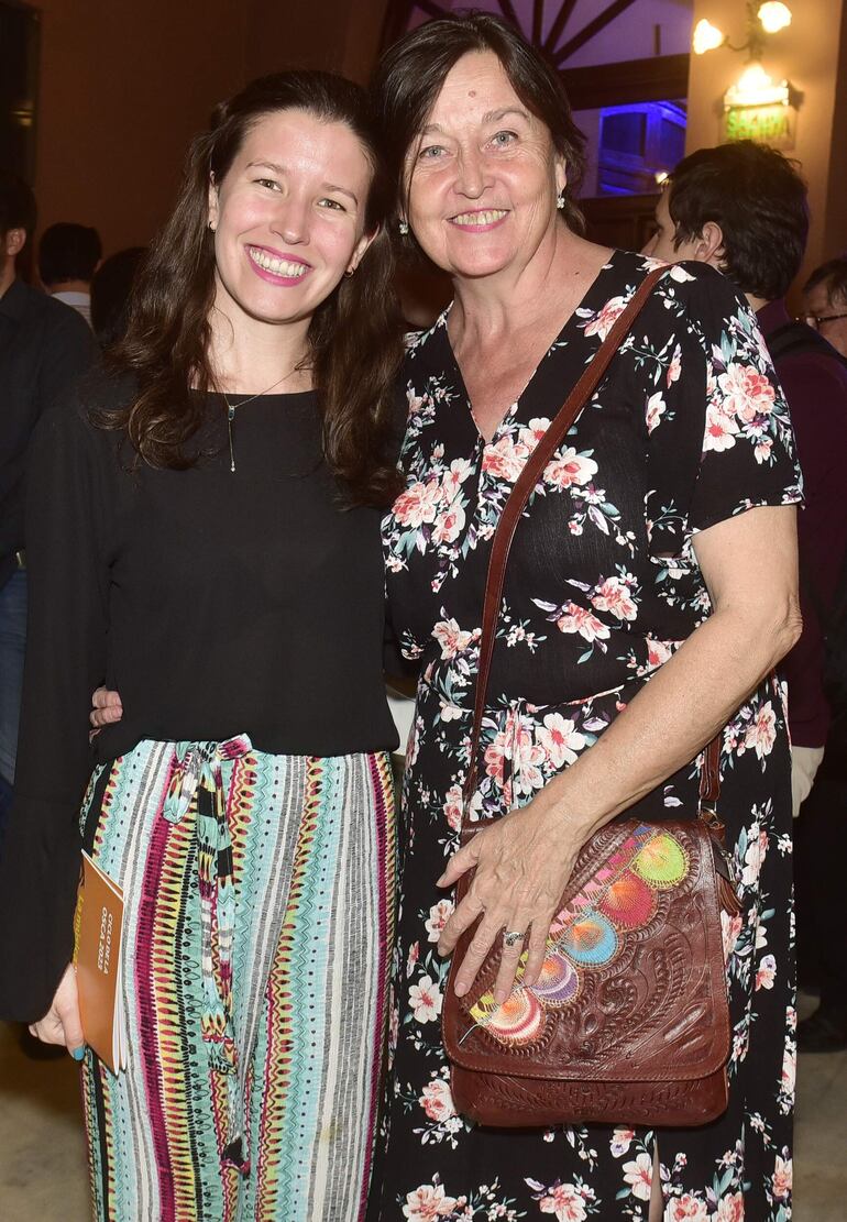 Paola Pereira y María Teresa Mereles.