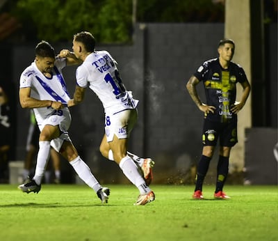 Hugo Iván Valdez (i) celebra el gol de Ameliano ante Trinidense junto a su compañero, Anibal Vega (d).