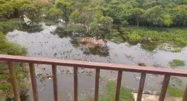 Rodeada de agua se encuentra la escuela María Auxiliadora, según denuncian los padres.