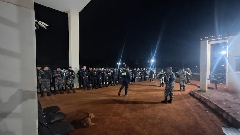 La Dirección de Policía de Alto Paraná desplegó un gran contingente policial para acompañar el operativo.