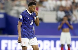Kylian Mbappé de Francia luce abatido durante el partido de semifinales de la Copa Mundial de la FIFA 2026 entre Francia y España en el Dallas Stadium, en Arlington, Texas.