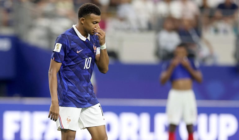 Kylian Mbappé de Francia luce abatido durante el partido de semifinales de la Copa Mundial de la FIFA 2026 entre Francia y España en el Dallas Stadium, en Arlington, Texas.