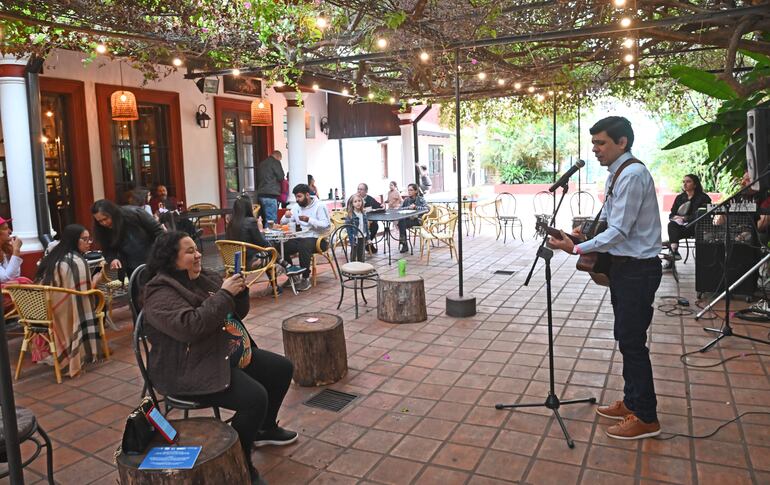 El cantante Fernando Cano se sumó con su guitarra a la "Fiesta de la Música", ofreciendo un concierto en el patio de la Alianza Francesa.