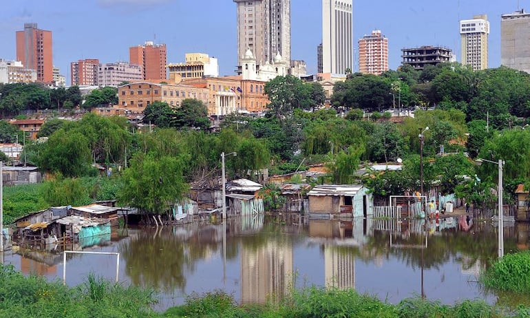 Alerta amarilla en Asunción: rápida crecida del río amenaza a más de 3.300 familias
