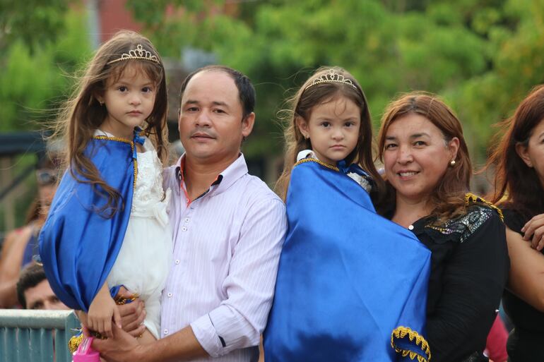 Como cada domingo en la Basílica de Caacupé acuden numerosas familias con sus hijas para bendecirlas, algunos optan por llevarlas con la vestimenta parecida al de la Virgencita azul.