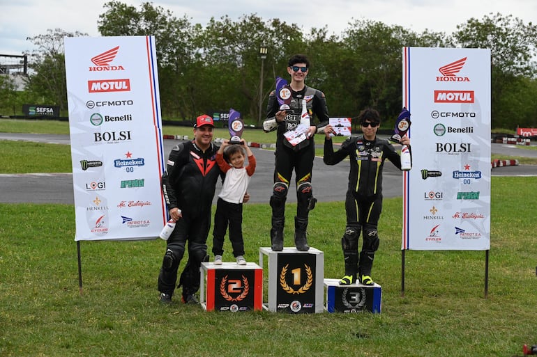 Los mejores de la categoría GP Light festejan al cierre de la jornada en Ñu Guasu.