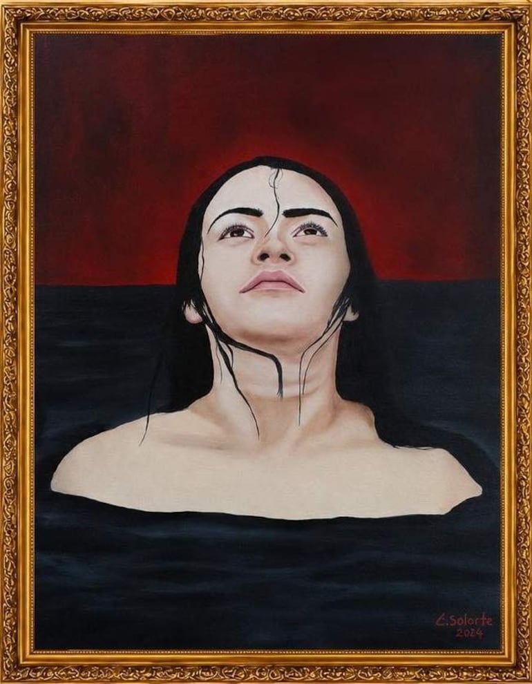 Retrato de mujer de cabello largo y oscuro, mirando hacia arriba, con fondo negro y rojo, en obra de Cristian Solarte.