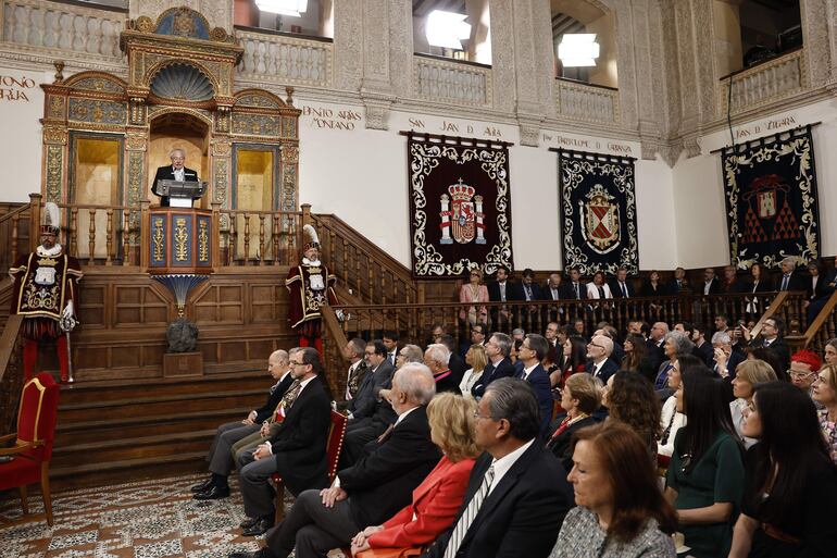El acto de entrega del Premio Cervantes se celebra en el Paraninfo de la Universidad de Alcalá de Henares, localidad en la cual nació el célebre autor español.