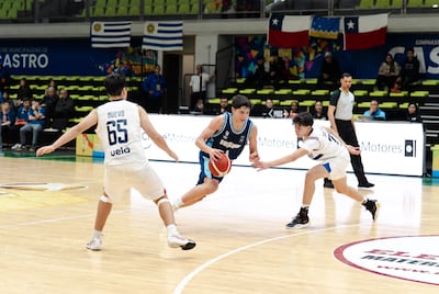 El oriental Felipe Linares elude la marca de Iván Nuevo y Benjamín Sánchez de la selección paraguaya, que cayó 83-58 contra Uruguay.