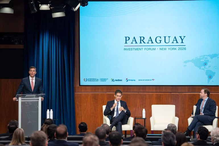 El mandatario Santiago Peña (i) hablando durante el 'Paraguay Investment Forum este lunes, en Nueva York (Estados Unidos). Peña, encabezó un foro para promover las inversiones en su país, como parte de la agenda alterna a su participación en el 81.ª periodo de sesiones de la Asamblea General de las Naciones Unidas, informaron fuentes oficiales. 