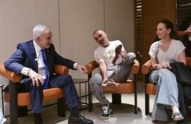 El primer ministro israelí, Benjamín Netanyahu (i), recibió este miércoles en Ben Gurión a Yaniv (c), uno de los pasajeros israelíes que, junto a otros dos, asegura que inmovilizó y estranguló al copiloto que había apuñalado a su compañero de cabina, provocando que el vuelo descendiera en picado. "Le hice una llave de estrangulamiento y lo saqué (de la cabina) primero. Intentaba destruir el panel de control. El avión comenzó a nivelarse un poco", relató el israelí Yaniv a Netanyahu según imágenes divulgadas por la oficina del primer ministro, quien le abrazó y le tildó de "héroe". EFE/Oficina del Primer Ministro de Israel SOLO USO EDITORIAL / SOLO USO DISPONIBLE PARA ILUSTRAR LA NOTICIA QUE ACOMPAÑA/ (CRÉDITO OBLIGATORIO)