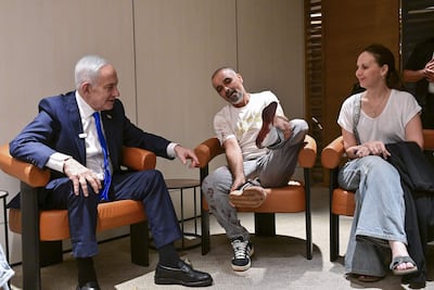 El primer ministro israelí, Benjamín Netanyahu (i), recibió este miércoles en Ben Gurión a Yaniv (c), uno de los pasajeros israelíes que, junto a otros dos, asegura que inmovilizó y estranguló al copiloto que había apuñalado a su compañero de cabina, provocando que el vuelo descendiera en picado. "Le hice una llave de estrangulamiento y lo saqué (de la cabina) primero. Intentaba destruir el panel de control. El avión comenzó a nivelarse un poco", relató el israelí Yaniv a Netanyahu según imágenes divulgadas por la oficina del primer ministro, quien le abrazó y le tildó de "héroe". EFE/Oficina del Primer Ministro de Israel SOLO USO EDITORIAL / SOLO USO DISPONIBLE PARA ILUSTRAR LA NOTICIA QUE ACOMPAÑA/ (CRÉDITO OBLIGATORIO)
