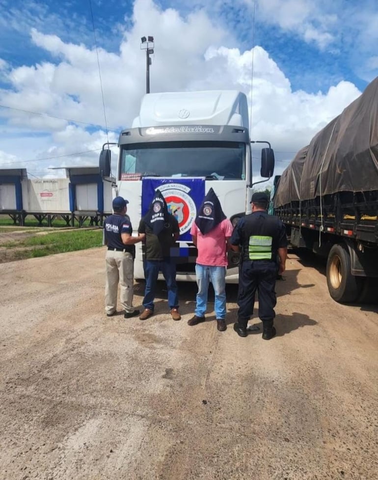 Los conductores de los camiones fueron aprehendidos durante el procedimiento.