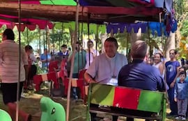 Monseñor Ricardo Valenzuela se divierte como un niño en la tradicional calesita.