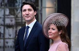 Fotografía de archivo fechada el 6 de mayo de 2023 que muestra al primer ministro canadiense, Justin Trudeau (i), y a su esposa, Sophie Grégoire, a su llegada para la ceremonia de coronación del rey Carlos III, en Londres (Reino Unido). El primer ministro de Canadá, Justin Trudeau, y su esposa, Sophie Grégoire, anunciaron este miércoles que han decidido separarse tras 18 años de matrimonio. La pareja comunicó su decisión a través de sus respectivas cuentas de Instagram. EFE/ Andy Rain