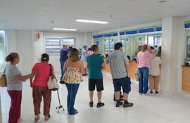 Asegurados forman fila en la farmacia del Centro de Atención Ambulatoria con la esperanza de encontrar los fármacos que necesitan