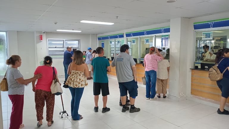 Asegurados forman fila en la farmacia del Centro de Atención Ambulatoria con la esperanza de encontrar los fármacos que necesitan