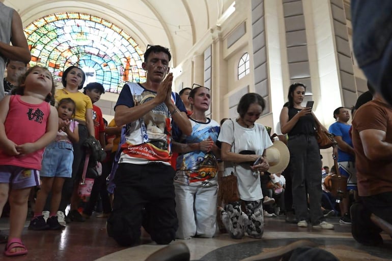 Conmovedoras muestras de fe a la Virgen de Caacupé