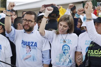 La hermana del senador Miguel Uribe, María Carolina Hoyos Turbay (d), y el Concejal de Bogotá Andrés Barrios (i), participan en una oración en el parque El Golfito, lugar del atentado contra el senador Uribe, este sábado, en Bogotá (Colombia).