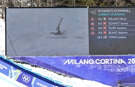 Las imágenes de la pantalla gigante en en lugar de competición donde se observa la estrepitosa caída de la estadounidense Lindsey Vonn.