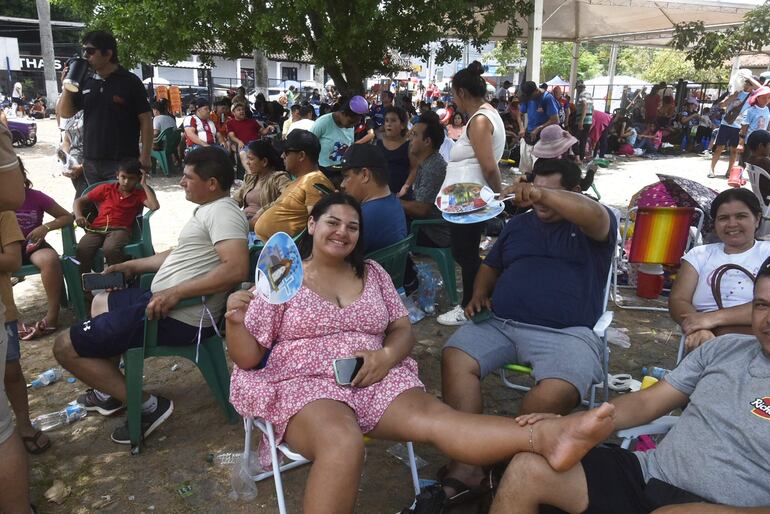 Peregrinos buscaron reposo, luego de una larga y extenuante caminata en un calor sofocante.
