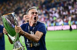 El entrenador español del Paris Saint-Germain, Luis Enrique, celebra con el trofeo tras ganar la final de la Supercopa de la UEFA 2025 de fútbol entre el Paris Saint-Germain (FRA) y el Tottenham Hotspur FC (ENG) en el estadio de Friuli, en Udine.