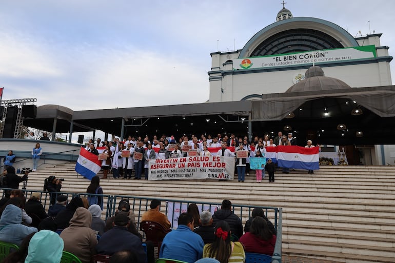 Los médicos llegaron a la Basílica de Caacupé con la esperanza de ser escuchados y de que las autoridades atiendan sus reclamos con respuestas concretas.