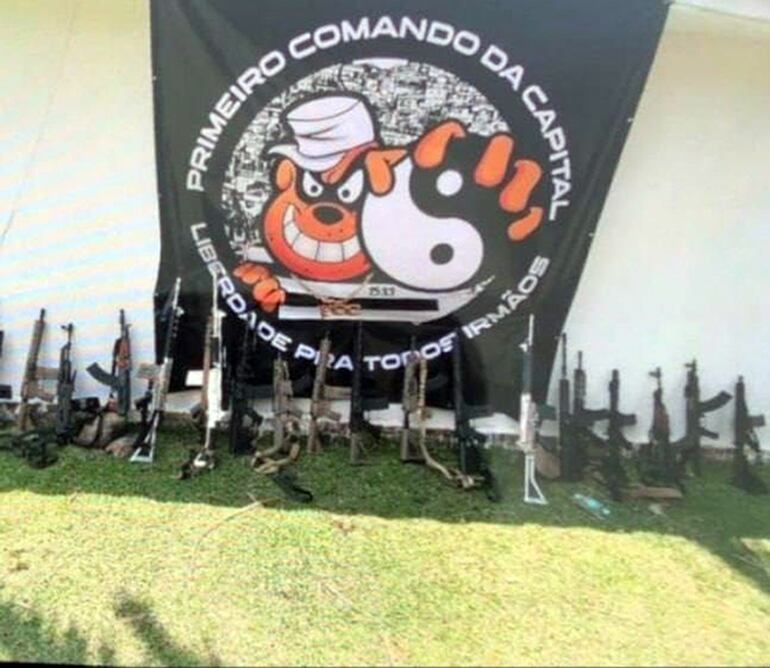 La bandera alusiva al Primeiro Comando da Capital (PCC), con el lema en portugués "Libertad para todos los hermanos".