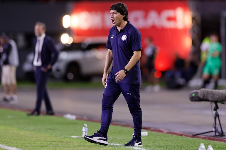 El argentino Daniel Garnero, entrenador de la selección paraguaya, en el partido amistoso frente a Panamá en el estadio Rommel Fernánez, en Ciudad de Panamá.