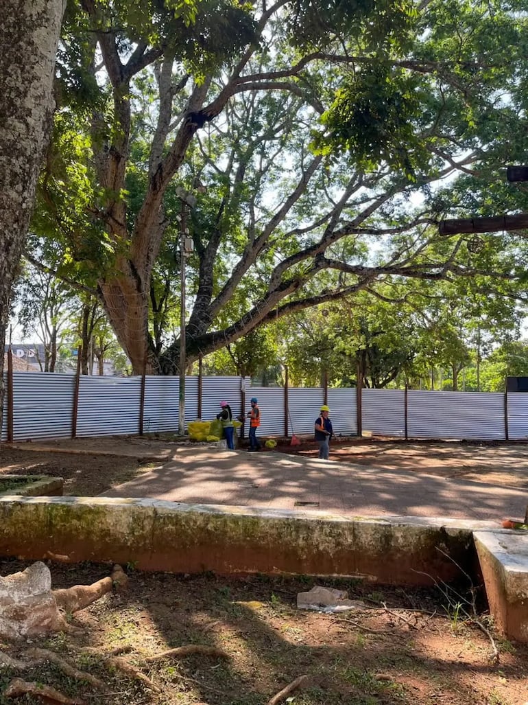 El templo Dulce Nombre de Jesús se encuentra completamente vallado debido a las obras de restauración, que fueron retomadas tras una prolongada pausa.